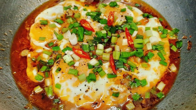 Mâm cơm gia đình dễ làm, giàu dinh dưỡng, cực thơm ngon 2 Trứng chiên nước mắm là món ăn dễ làm vô cùng tốn cơm.