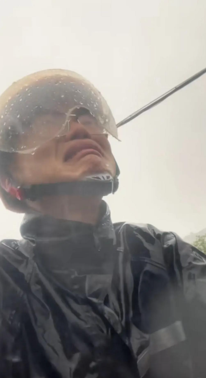 Đang đi giao hàng vui vẻ, shipper bật khóc khi cả 3 đơn đều gặp kiếp nạn với khách đặt đồ ăn- Ảnh 2.