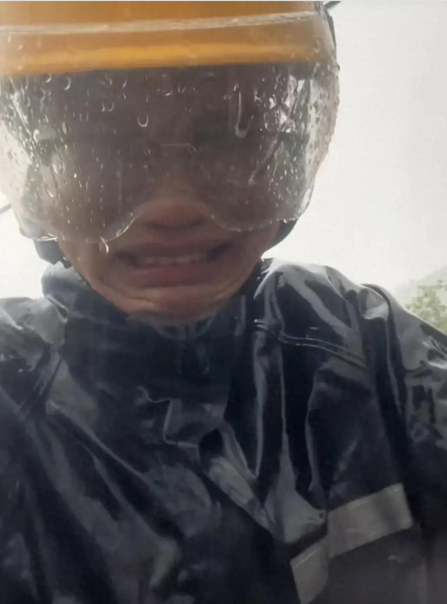 Đang đi giao hàng vui vẻ, shipper bật khóc khi cả 3 đơn đều gặp kiếp nạn với khách đặt đồ ăn- Ảnh 4.