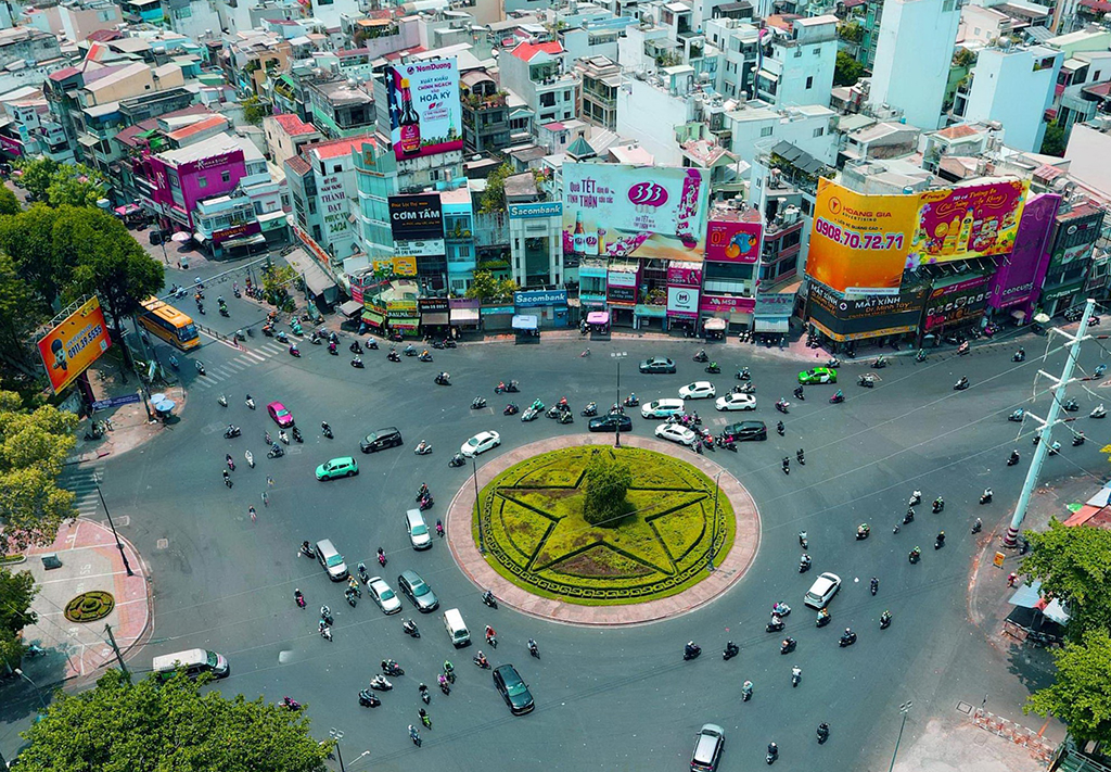 Quan niệm sai lầm của nhiều tài xế khi bật đèn hazard vào bùng binh - Ảnh 3. Quan niệm sai lầm của nhiều tài xế khi bật đèn hazard vào bùng binh - Ảnh 3.