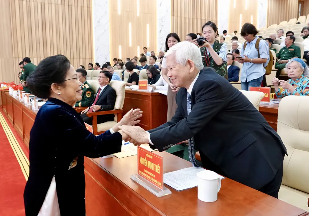 Nguyên Ủy viên Bộ Chính trị, nguyên Chủ tịch nước Nguyễn Minh Triết cùng trò chuyện với GS-BS, Thầy thuốc Nhân dân Nguyễn Thị Ngọc Phượng, nguyên Phó Chủ tịch Hội Nạn nhân chất độc da cam/dioxin Việt Nam. Ảnh: HẢI NHI Huân chương Lao động hạng Ba (2).jpg