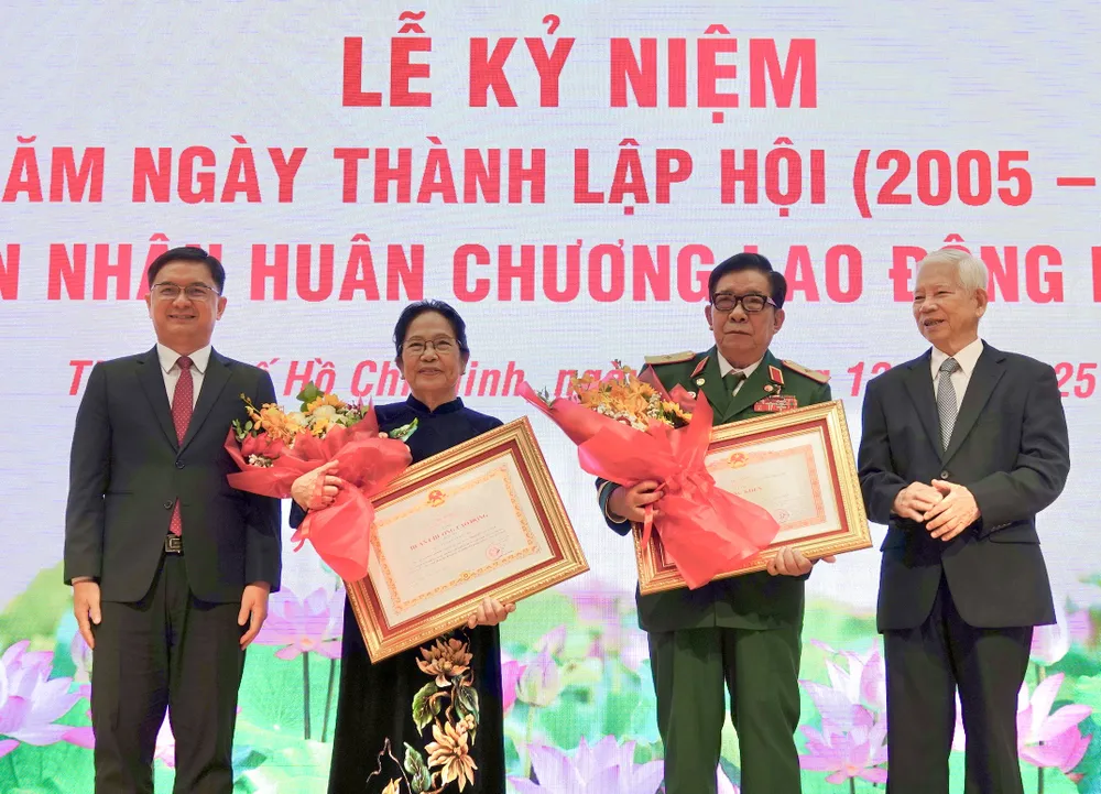 Anh hùng Lao động thời kỳ đổi mới, GS-BS, Thầy thuốc Nhân dân Nguyễn Thị Ngọc Phượng, nguyên Phó Chủ tịch Hội Nạn nhân chất độc da cam/dioxin Việt Nam (thứ 2, từ trái sang), vinh dự đón nhận Huân chương Lao động hạng Ba; Thiếu tướng Trần Ngọc Thổ, nguyên Chủ tịch Hội Nạn nhân chất độc da cam/dioxin TP.HCM (thứ 2, từ phải sang) nhận Bằng khen của Thủ tướng Chính phủ. Ảnh: HẢI NHI Huân chương Lao động hạng Ba (4).jpg
