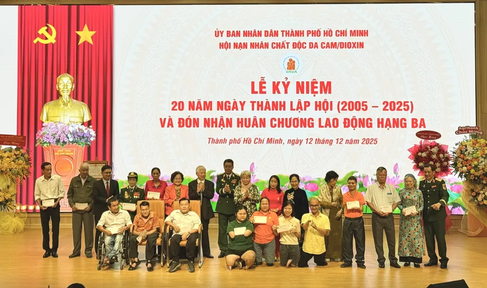 Ban Tổ chức trao quà đến các hội viên tiêu biểu, các nạn nhân chất độc da cam và gia đình tiêu biểu có nhiều nỗ lực cố gắng, khắc phục khó khăn vươn lên trong cuộc sống. Ảnh: HẢI NHI Huân chương Lao động hạng Ba (5).jpg