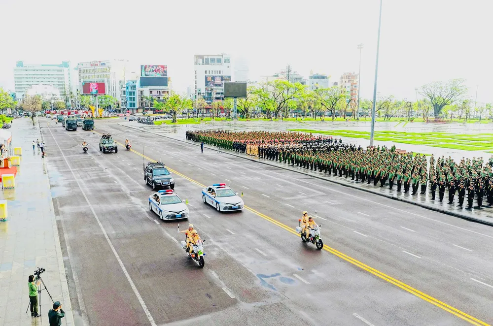 Lực lượng công an diễu hành , phô diễn lực lượng trong ngày lễ ra quân trấn áp tội phạm. Cong-an-tinh-Gia-Lai-phat-dong-le-ra-quan-tran-ap-toi-pham-6.jpg