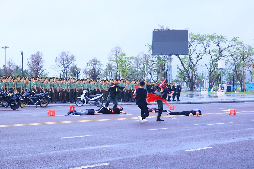 Màn biểu diễn trấn áp tội phạm đường phố. Cong-an-tinh-Gia-Lai-phat-dong-le-ra-quan-tran-ap-toi-pham-5.jpg