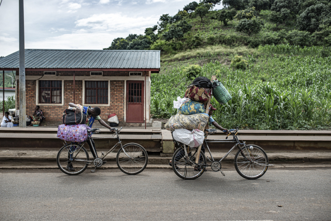 Người dân Congo sơ tán hôm 5/12 nhằm trốn các cuộc pháo kích dữ dội ở khu vực Kamanyola gần biên giới với Rwanda. Ảnh: AFP