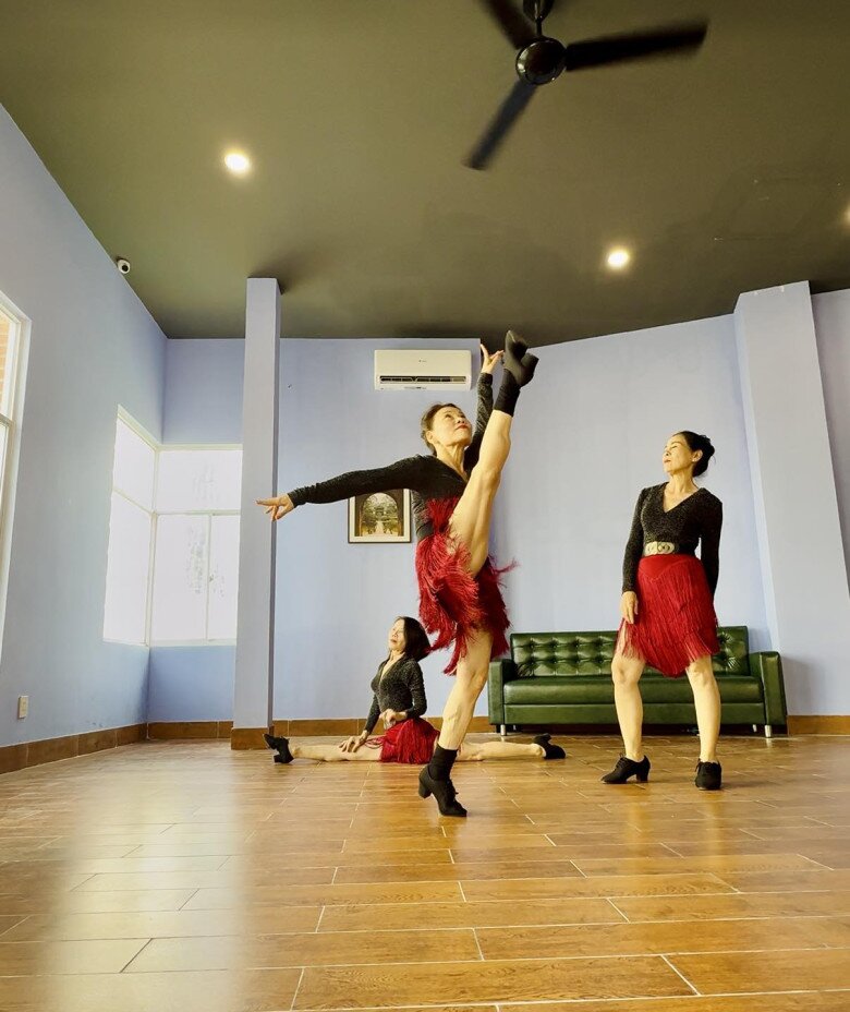 Bà Ngọc Hương tập nhảy để rèn luyện trí nhớ và chuyển động cơ thể.