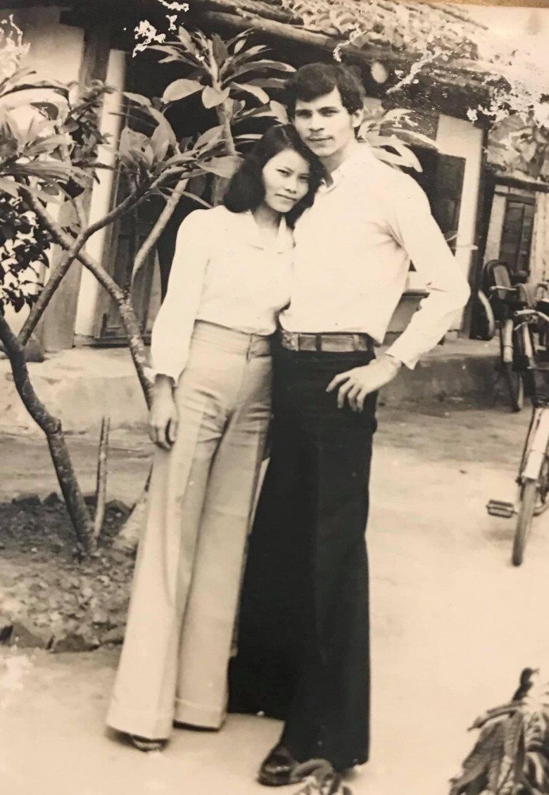 Bà Ngọc Hương và ông xã Hồ Sỹ An bên nhau thời trẻ.