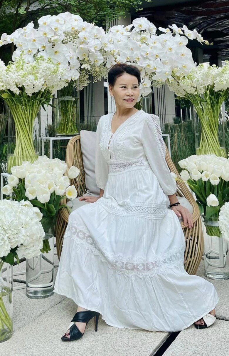 Bà Ngọc Hương khiến dân tình ngưỡng mộ bởi nhan sắc trẻ trung, rạng rỡ ở tuổi U70.