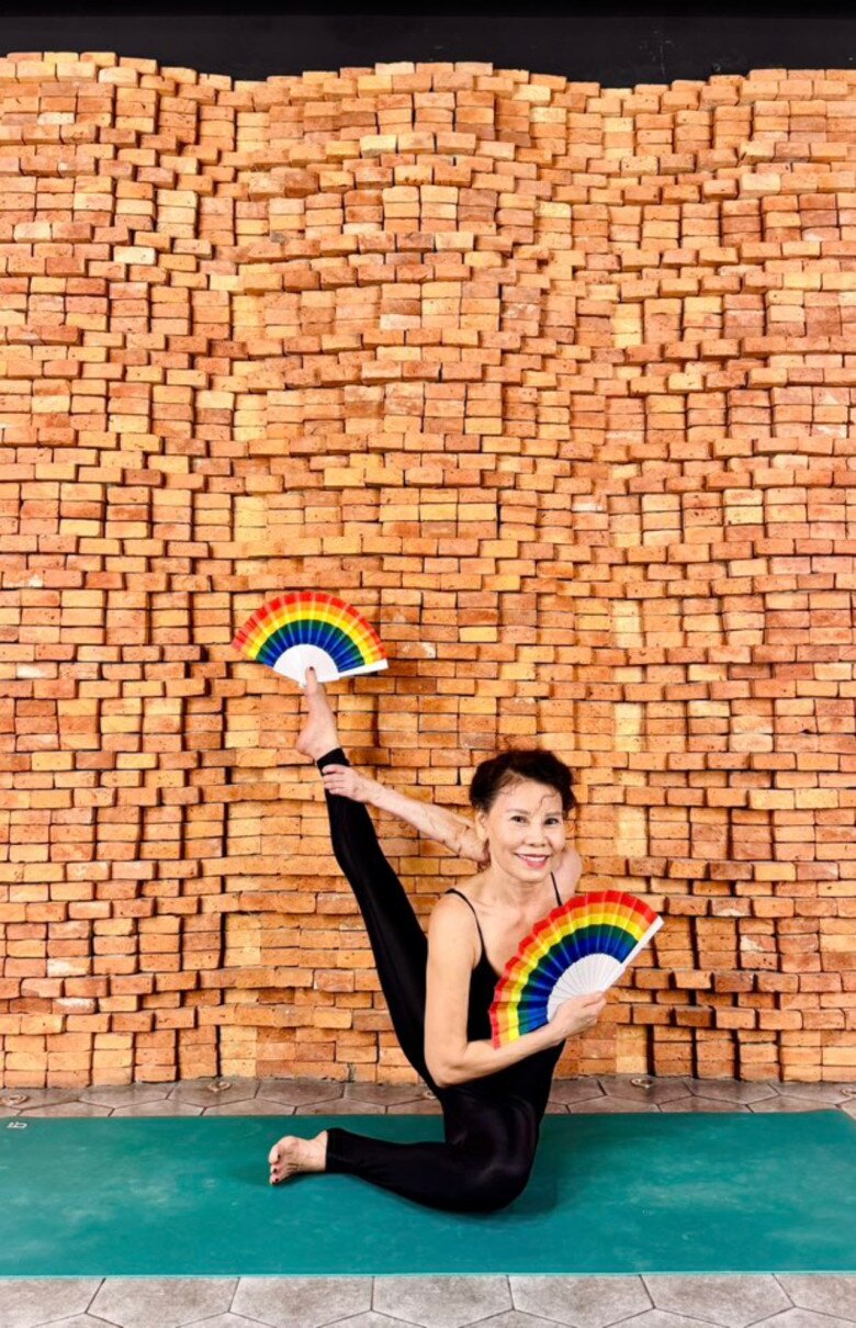 Mẹ ruột Hồ Ngọc Hà thường xuyên tập luyện yoga để giữ dáng.