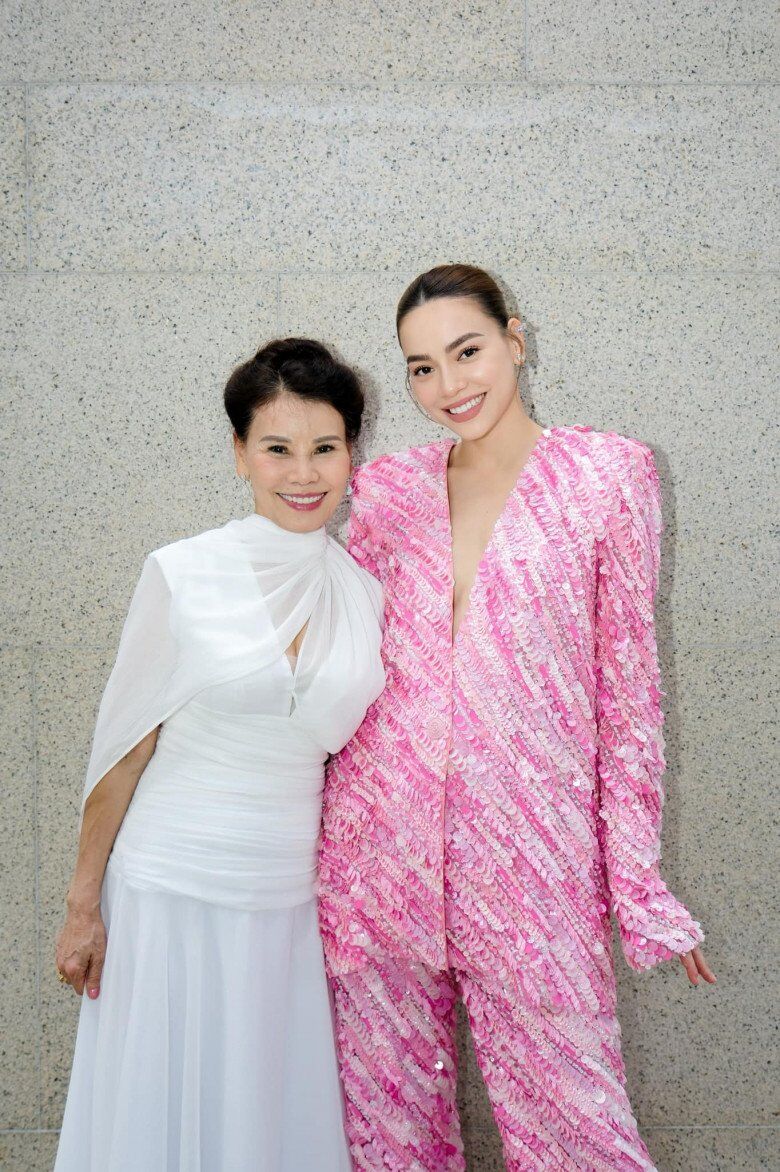 Bà Ngọc Hương là hậu phương giúp Hồ Ngọc Hà yên tâm làm nghề.