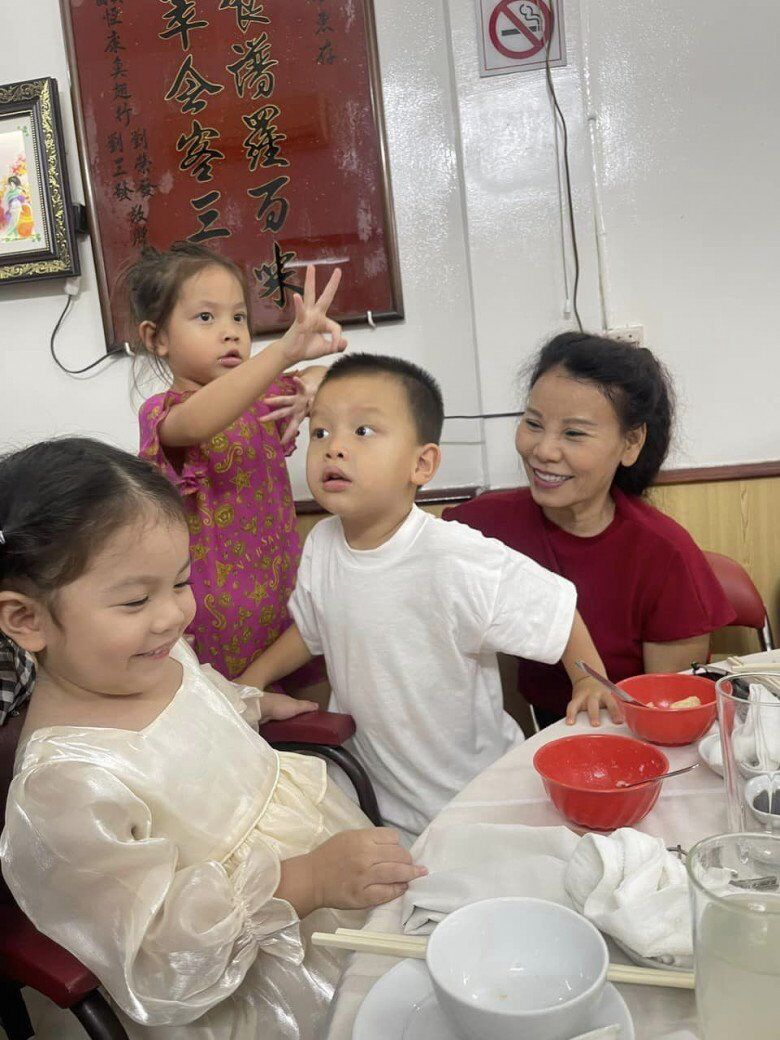 Mẹ ruột Hồ Ngọc Hà quấn quýt bên các cháu.