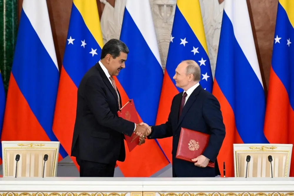 Tổng thống Nga Vladimir Putin (phải) và Tổng thống Venezuela Nicolas Maduro (trái) ký thỏa thuận hợp tác và đối tác chiến lược hồi tháng 5 tại Moscow (Nga). Ảnh: AFP 1212 Mỹ áp thêm trừng phạt lên Venezuela, ông Maduro điện đàm với ông Putin.jpg