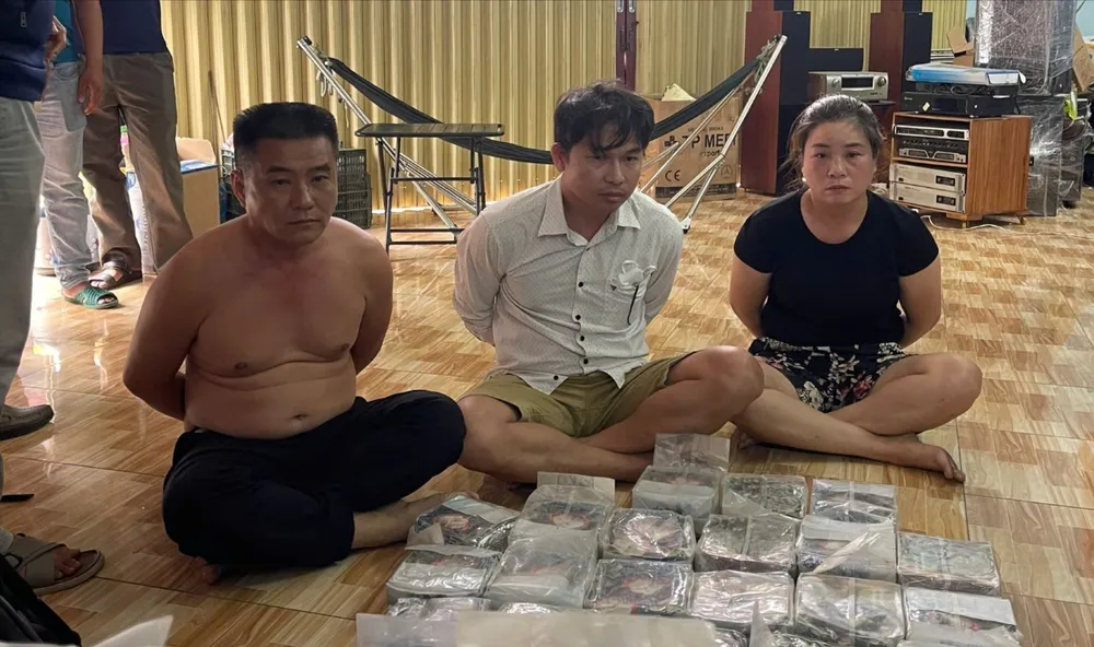 Công an bắt nhiều người liên quan trong đường dây ma túy. Ảnh: CA triet-pha-duong-day-ma-tuy-xuyen-quoc-gia-giao-dich-1-500-ti-dong (11).jpg