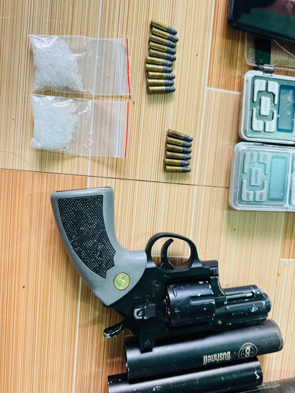 Súng và ma túy bị thu giữ trong chuyên án. Ảnh: CA triet-pha-duong-day-ma-tuy-xuyen-quoc-gia-giao-dich-1-500-ti-dong (20).jpg