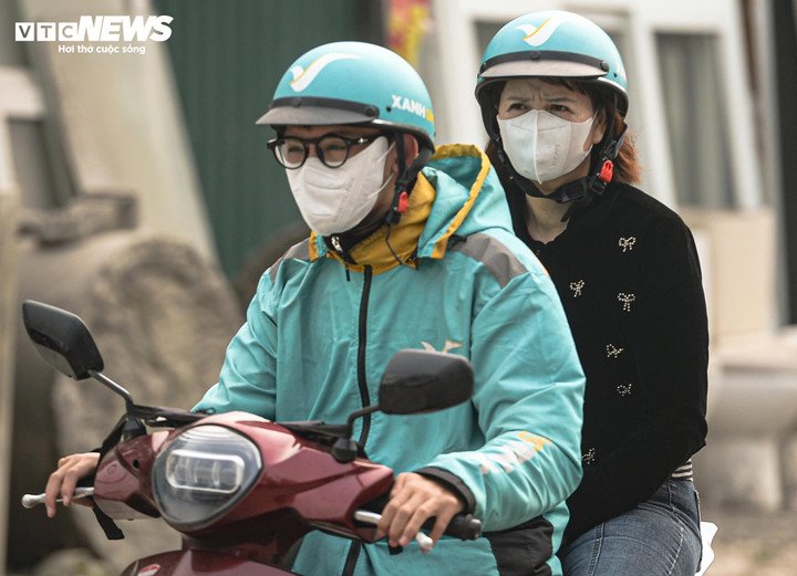 Chuyên gia: Hít thở không khí ngoài đường những ngày này tác hại ngang hút 2-8 điếu thuốc lá 4 Không khí ô nhiễm dày đặc khiến người dân vô tình “hút” lượng độc tố tương đương vài điếu thuốc mỗi ngày. (Ảnh: Viên Minh)