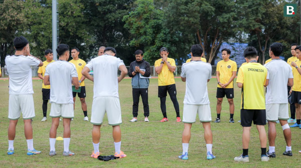 HLV và các cầu thủ Indonesia cầu nguyện trước buổi tập cuối cùng trước trận gặp Myanmar ở lượt cuối bảng C SEA Games 2025. Ảnh: Bola