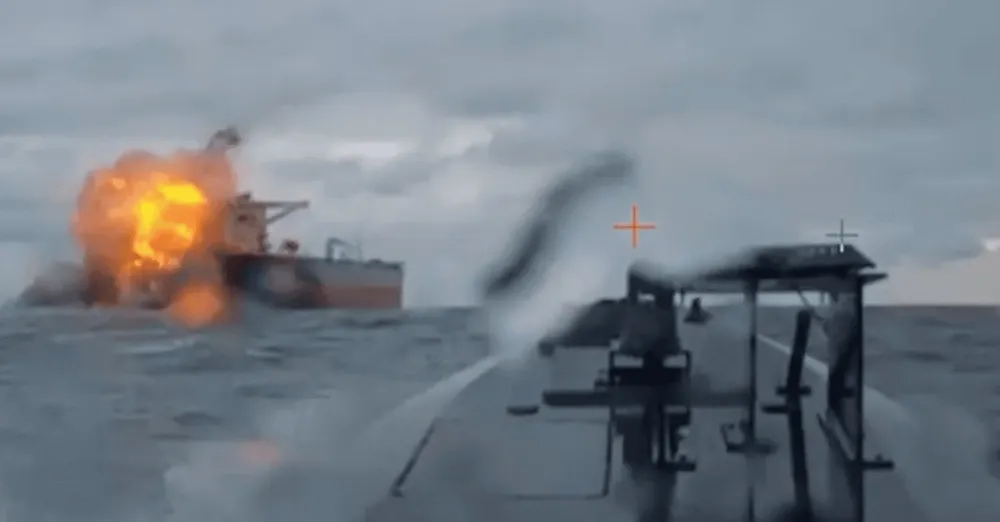 Ảnh được cho là ghi lại cảnh nổ ở đuôi tàu chở dầu Dasha sau cuộc tấn công ngày 10-12. Ảnh: CƠ QUAN AN NINH UKRAINE Chiến sự Nga - Ukraine 11-12