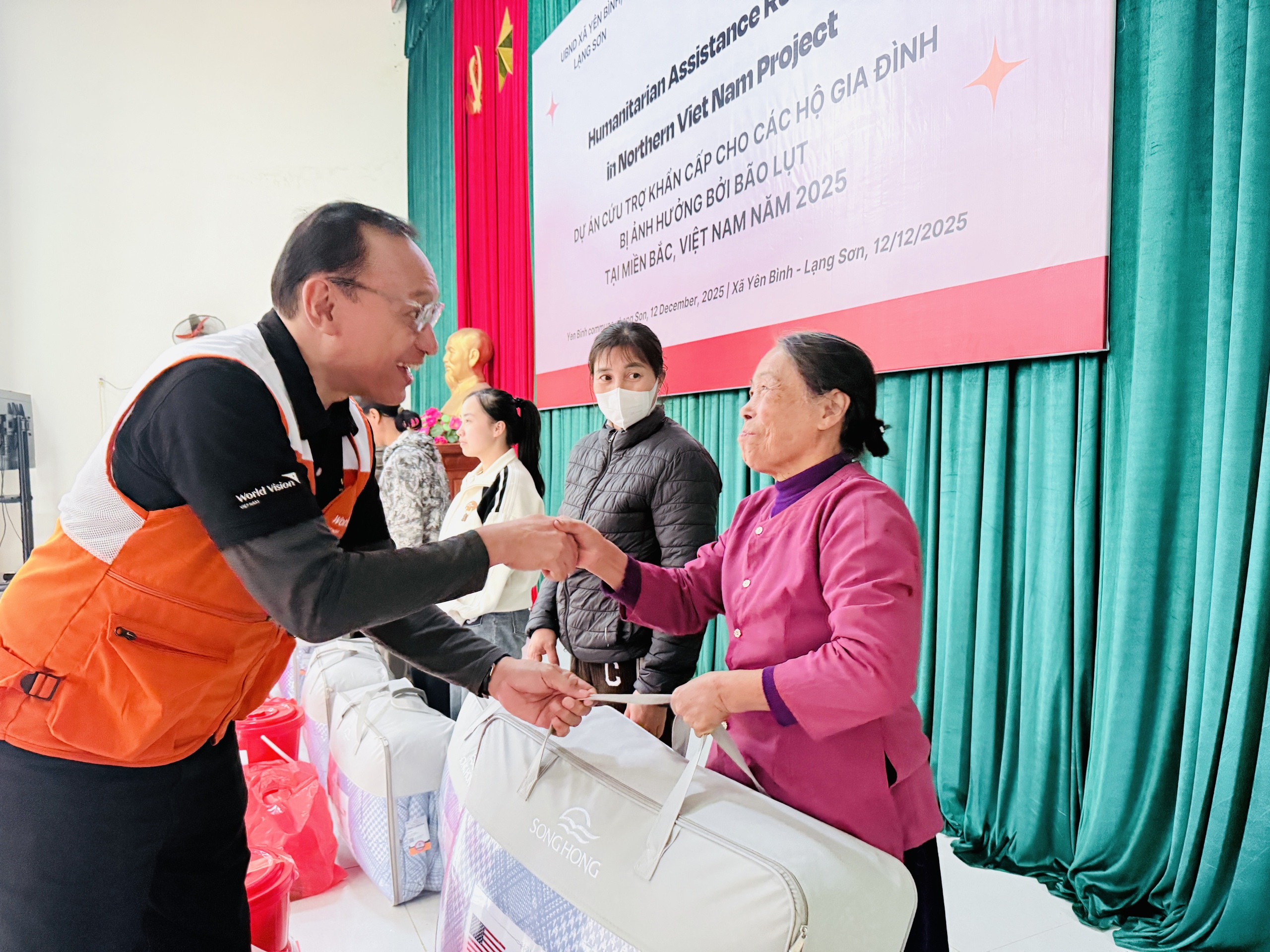 Đại sứ Mỹ đến thăm các gia đình bị ảnh hưởng bởi thiên tai ở Lạng Sơn 3 Lạng Sơn - Ảnh 3.