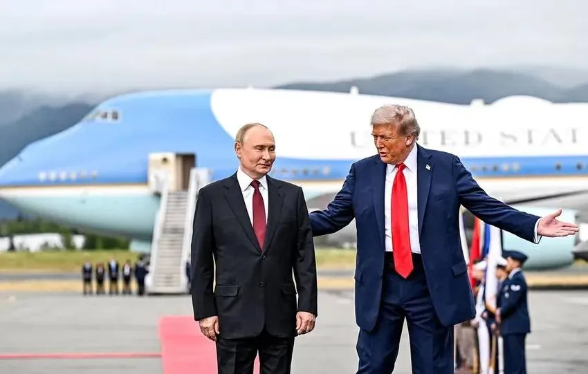 Tổng thống Mỹ Donald Trump (phải) và Tổng thống Nga Vladimir Putin (trái) gặp nhau tại Alaska trước thềm hội nghị hồi tháng 8. Ảnh: TASS ĐT Chiến lược An ninh quốc gia mới của Mỹ_Nga.jpg