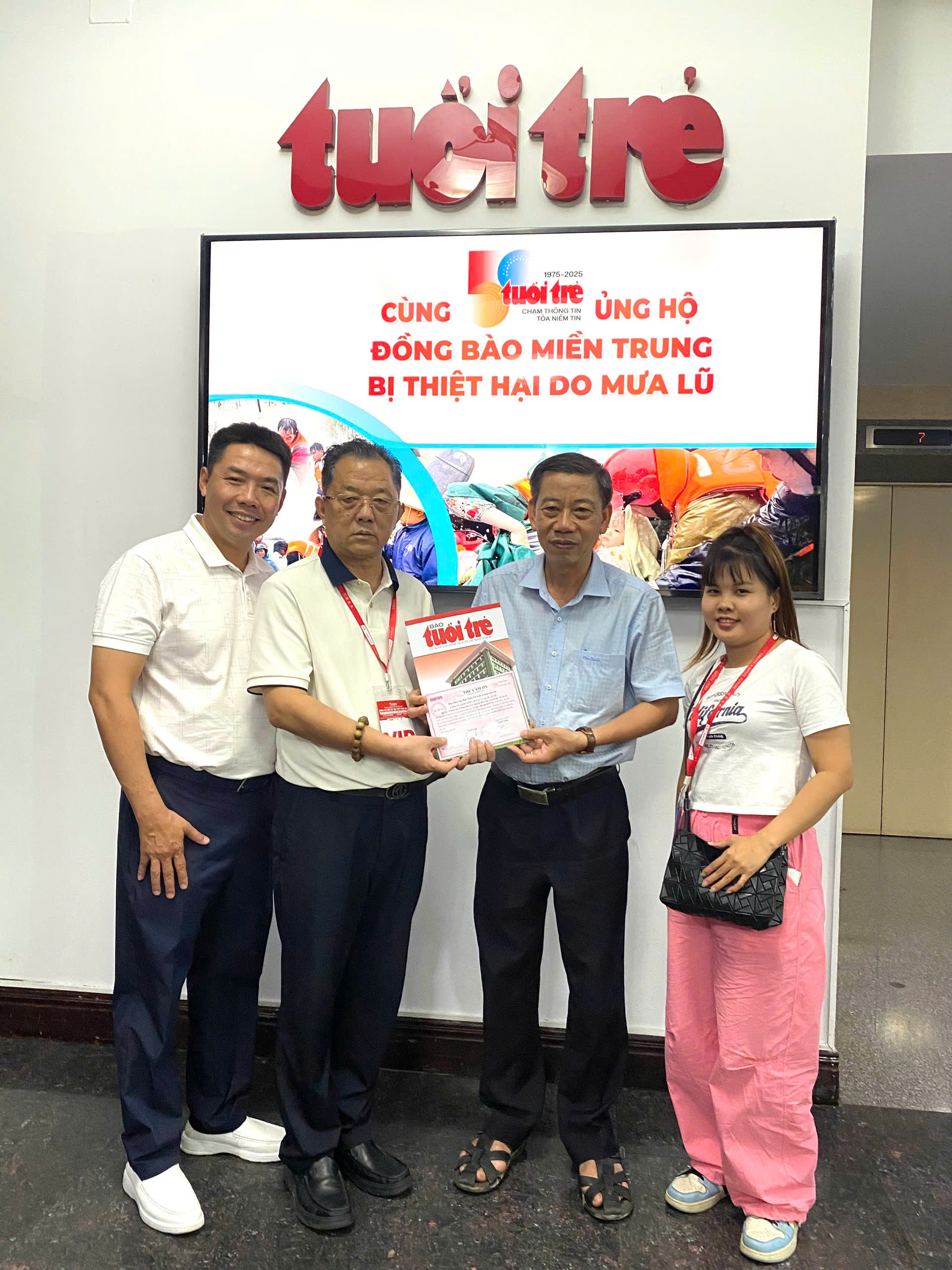 Bạn đọc Tuổi Trẻ góp hơn 24 tỉ đồng ủng hộ bà con miền Trung bị ảnh hưởng bởi bão lũ 2 Bạn đọc Tuổi Trẻ góp hơn 24 tỉ đồng ủng hộ bà con miền Trung bị ảnh hưởng bởi bão lũ - Ảnh 2.