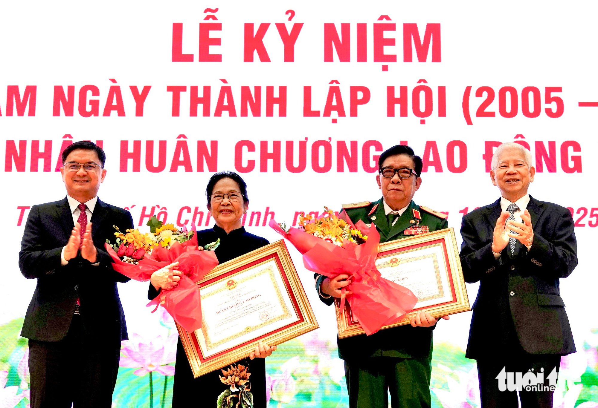 Hội nạn nhân chất độc da cam TP.HCM nhận Huân chương Lao động hạng Ba dịp kỷ niệm 20 năm thành lập - Ảnh 2. Hội Nạn nhân chất độc da cam TP.HCM nhận Huân chương Lao động hạng ba dịp kỷ niệm 20 năm thành lập - Ảnh 2.