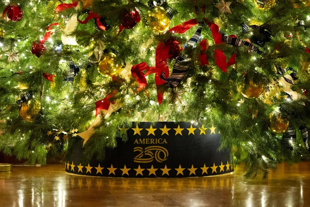 Một món trang trí kỷ niệm 250 năm Quốc khánh Mỹ được đặt ở chân cây thông Giáng sinh trong Phòng Đông của Nhà Trắng. Ảnh: NEW YORK TIMES Trang trí Giáng Sinh tại Nhà Trắng