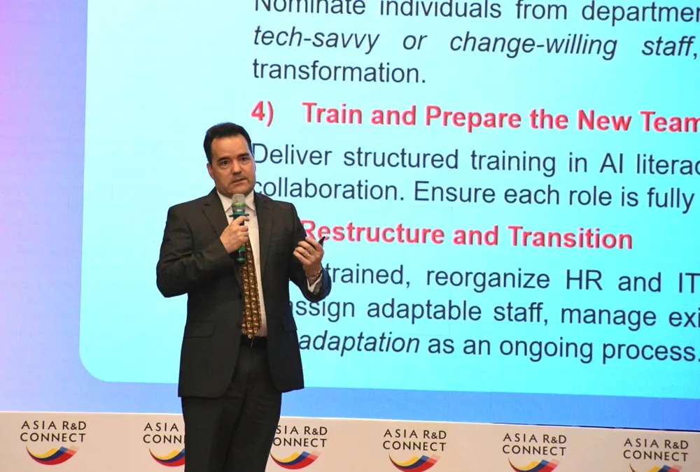 Chuyên gia Albert Antoine, Giám đốc TAIPY, tham luận tại diễn đàn. Ảnh: HUỲNH DU 1000086441.jpg