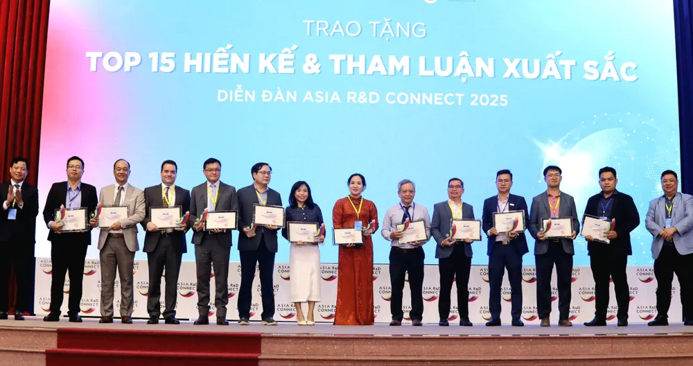 Ban Tổ chức trao tặng các hiến kế và tham luận xuất sắc tại diễn đàn. Ảnh: HUỲNH DU 1000086438.jpg