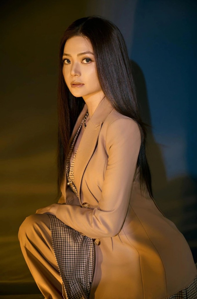 Từ khi vào phim "Gia đình trái dấu", cô tích cực tập múa để phục vụ vai diễn, từ đó đẩy nhanh quá trình giảm mỡ.