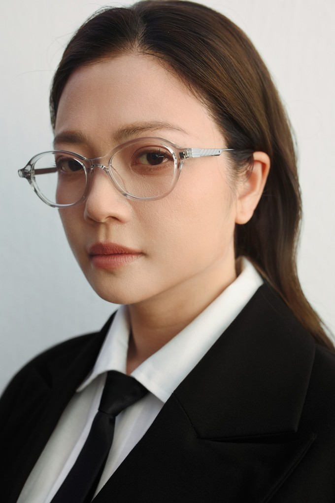 Cô cũng chú trọng việc dưỡng da, tập yoga kết hợp thiền thường xuyên trong thời gian dài để duy trì sự tươi trẻ và cân bằng trong tâm hồn