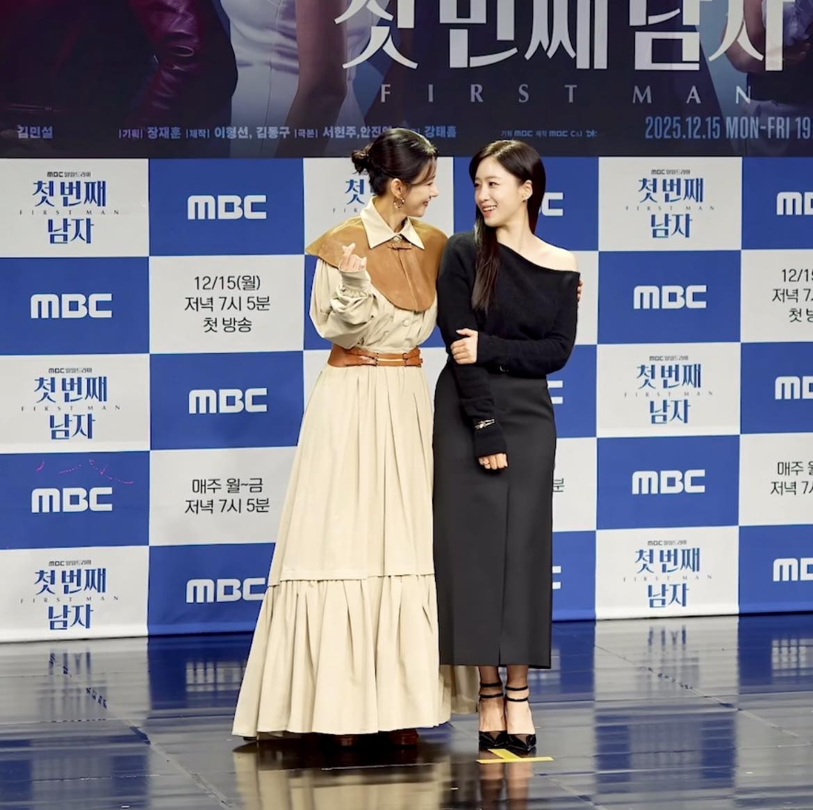 “Rắn độc Hwayoung” và mỹ nhân T-ara cực tình cảm, nhìn nhau đắm đuối ngay trên sân khấu sự kiện- Ảnh 2. “Rắn độc Hwayoung” và mỹ nhân T-ara cực tình cảm, nhìn nhau đắm đuối ngay trên sân khấu sự kiện- Ảnh 2.