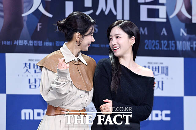 “Rắn độc Hwayoung” và mỹ nhân T-ara cực tình cảm, nhìn nhau đắm đuối ngay trên sân khấu sự kiện- Ảnh 3. “Rắn độc Hwayoung” và mỹ nhân T-ara cực tình cảm, nhìn nhau đắm đuối ngay trên sân khấu sự kiện- Ảnh 3.