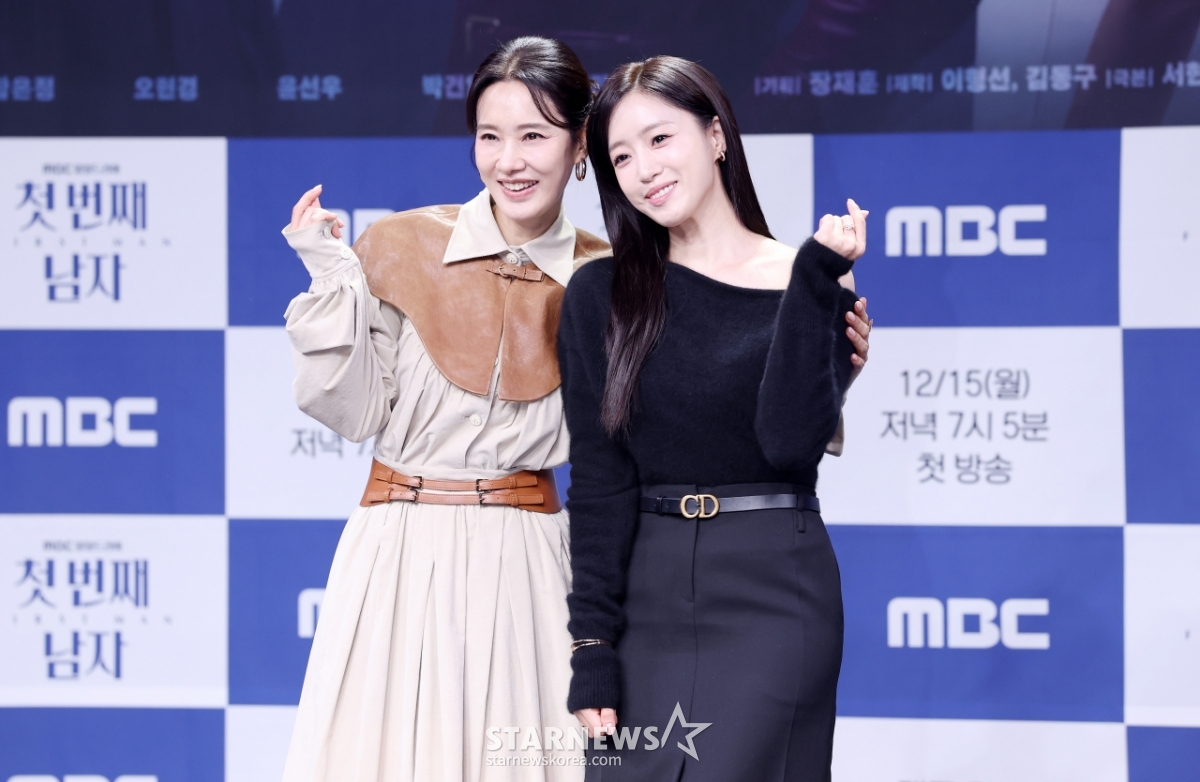 “Rắn độc Hwayoung” và mỹ nhân T-ara cực tình cảm, nhìn nhau đắm đuối ngay trên sân khấu sự kiện- Ảnh 4. “Rắn độc Hwayoung” và mỹ nhân T-ara cực tình cảm, nhìn nhau đắm đuối ngay trên sân khấu sự kiện- Ảnh 4.