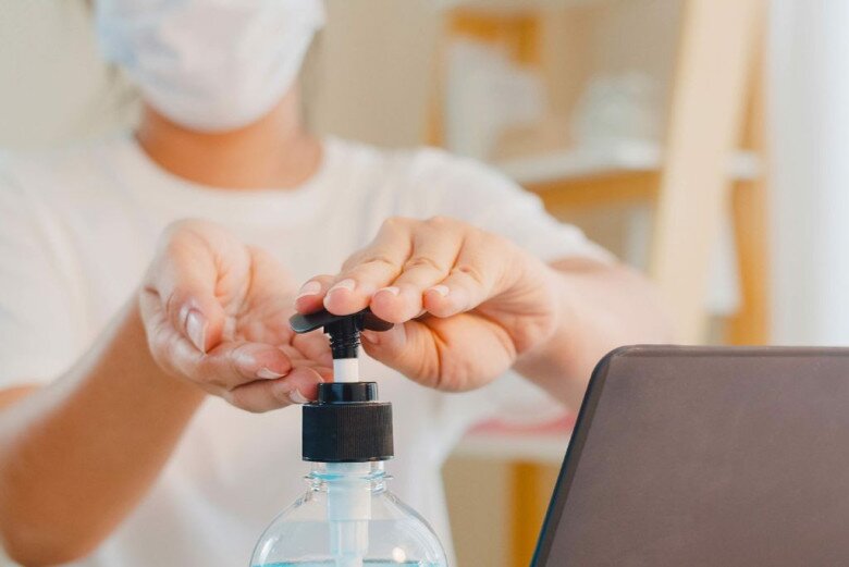 Đi du lịch với công ty, chị em đừng quên 5 món đồ "nhỏ mà có võ" trong túi, giá chỉ từ 5.000 đồng 6 Nước rửa tay giúp bạn giữ đôi tay sạch thơm sau các hoạt động ngoài trời, tạo cảm giác tự tin khi giao tiếp, nâng ly hoặc chụp ảnh cận cảnh trong gala dinner.