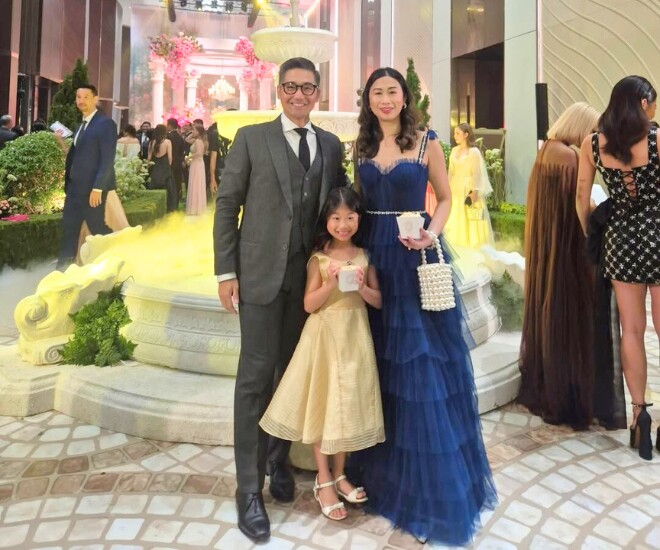 Stephanie Nguyễn sánh đôi bên chồng và con gái tại đám cưới của Tiên Nguyễn.