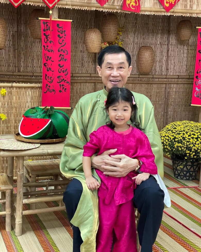 Tỷ phú Johnathan Hạnh Nguyễn bế bồng cháu ngoại.