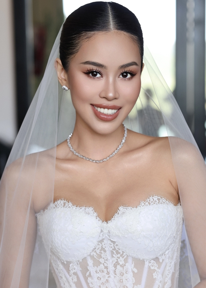 Tiên Nguyễn trong chiếc váy cưới làm lễ cùng chú rể trước quan khách. Ảnh: Hàng Thanh Thiện