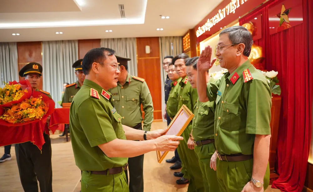 Thượng tướng Nguyễn Văn Long, Thứ trưởng Bộ Công an, trao khen thưởng cho đại diện các đơn vị. Ảnh: NT thu-truong-nguyen-van-long-canh-sat-ma-tuy-doi-mat-nhieu-hiem-nguy-cam-do.jpg
