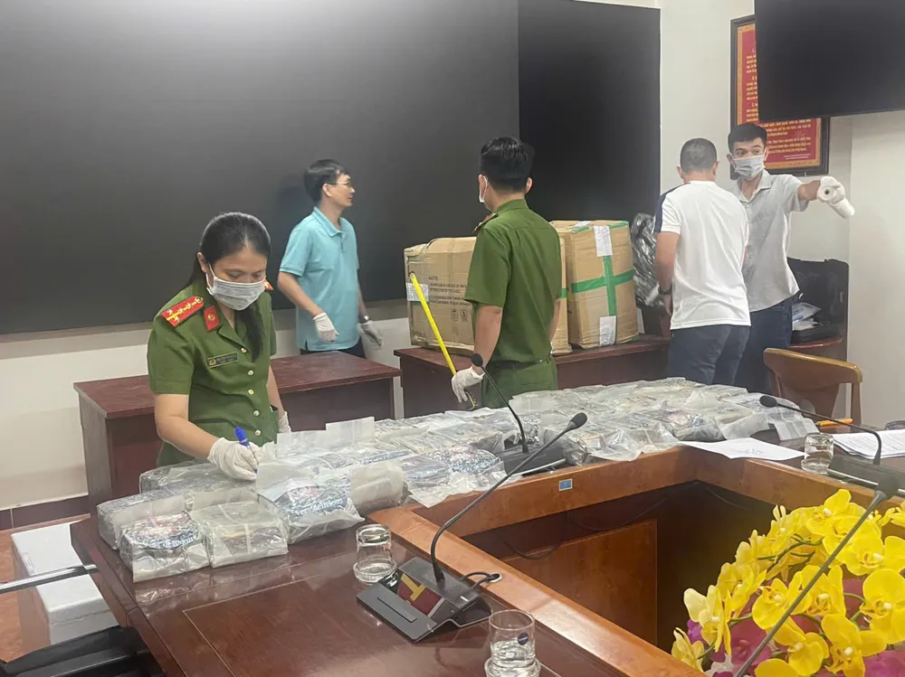 Chuyên án đã thu giữ lượng lớn tang vật liên quan. Ảnh: CA triet-pha-duong-day-ma-tuy-xuyen-quoc-gia-giao-dich-1-500-ti-dong (19).jpg