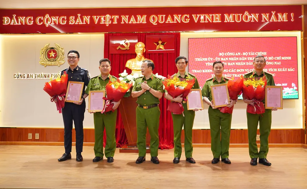 Thượng tướng Nguyễn Văn Long, Thứ trưởng Bộ Công an, chúc mừng các đơn vị tham gia chuyên án. Ảnh: NT thu-truong-nguyen-van-long-canh-sat-ma-tuy-doi-mat-nhieu-hiem-nguy-cam-do-0.jpg