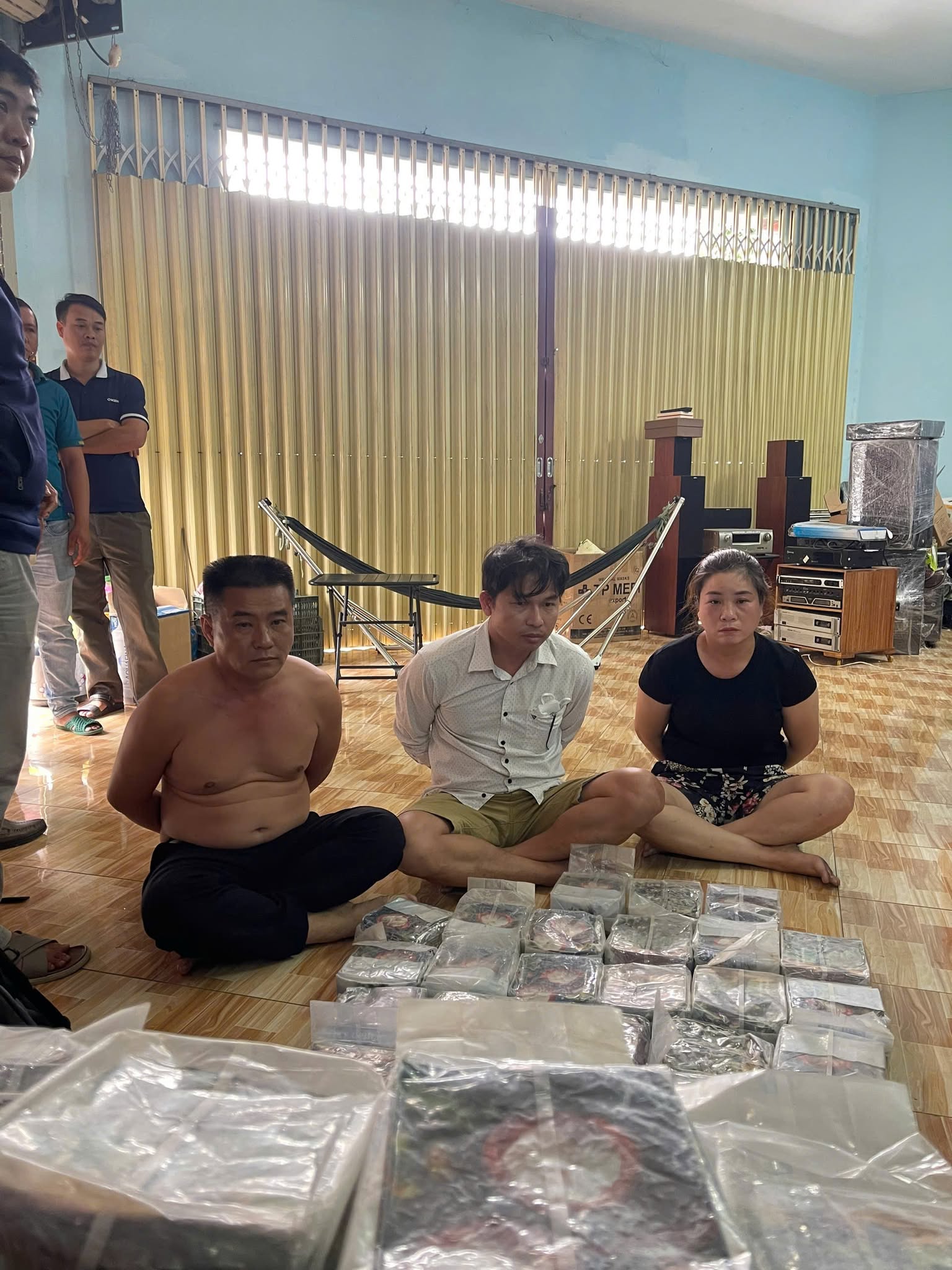 Phá đường dây ma tuý có tổ chức xuyên quốc gia: Thu 174 kg ma túy tổng hợp, 10 bánh heroin, 300 gói ma tuý dạng nước vui- Ảnh 3.