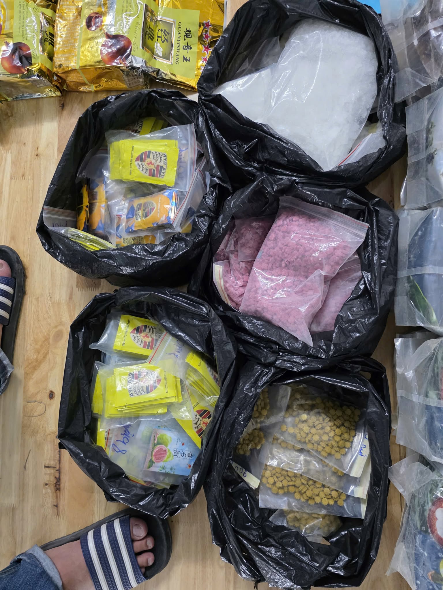 Phá đường dây ma tuý có tổ chức xuyên quốc gia: Thu 174 kg ma túy tổng hợp, 10 bánh heroin, 300 gói ma tuý dạng nước vui- Ảnh 8.