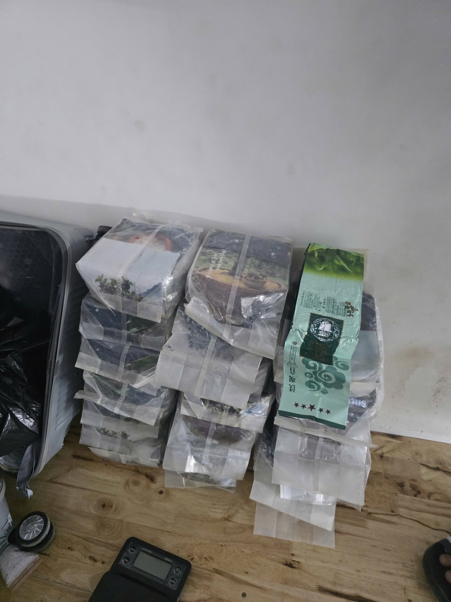 Phá đường dây ma tuý có tổ chức xuyên quốc gia: Thu 174 kg ma túy tổng hợp, 10 bánh heroin, 300 gói ma tuý dạng nước vui- Ảnh 9.