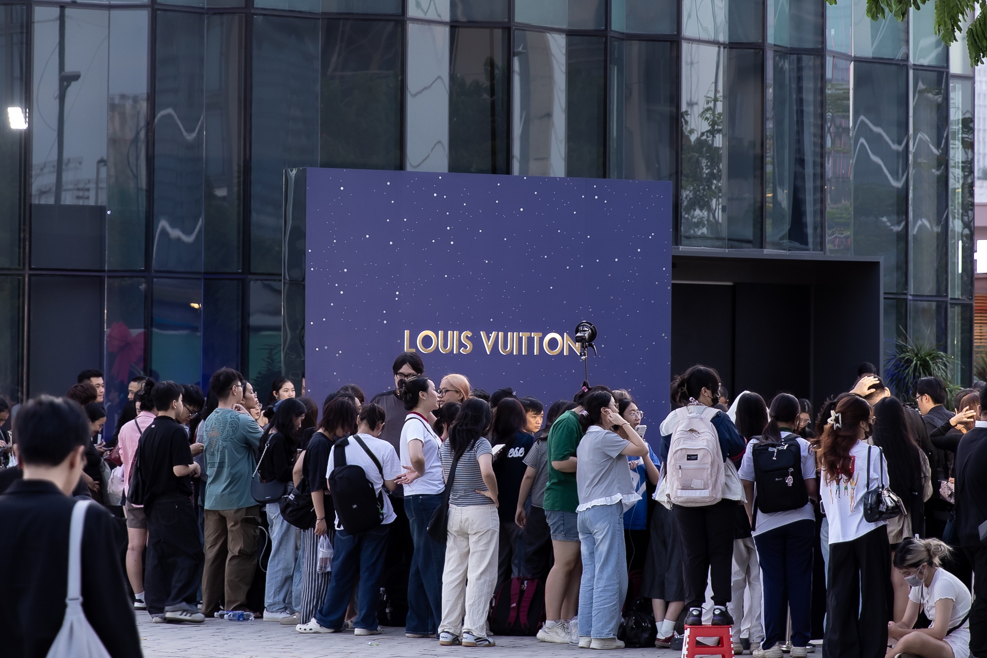 Siêu sự kiện Louis Vuitton: Fan phấn khích hô to “HIEUTHUHAI đẹp quá”, Tóc Tiên nay quá dịu- Ảnh 2. Siêu sự kiện Louis Vuitton: Fan phấn khích hô to “HIEUTHUHAI đẹp quá”, Tóc Tiên nay quá dịu- Ảnh 2.