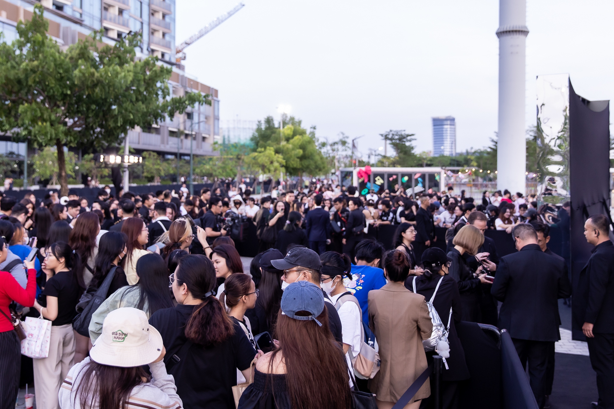 Siêu sự kiện Louis Vuitton: Fan phấn khích hô to “HIEUTHUHAI đẹp quá”, Tóc Tiên nay quá dịu- Ảnh 3. Siêu sự kiện Louis Vuitton: Fan phấn khích hô to “HIEUTHUHAI đẹp quá”, Tóc Tiên nay quá dịu- Ảnh 3.