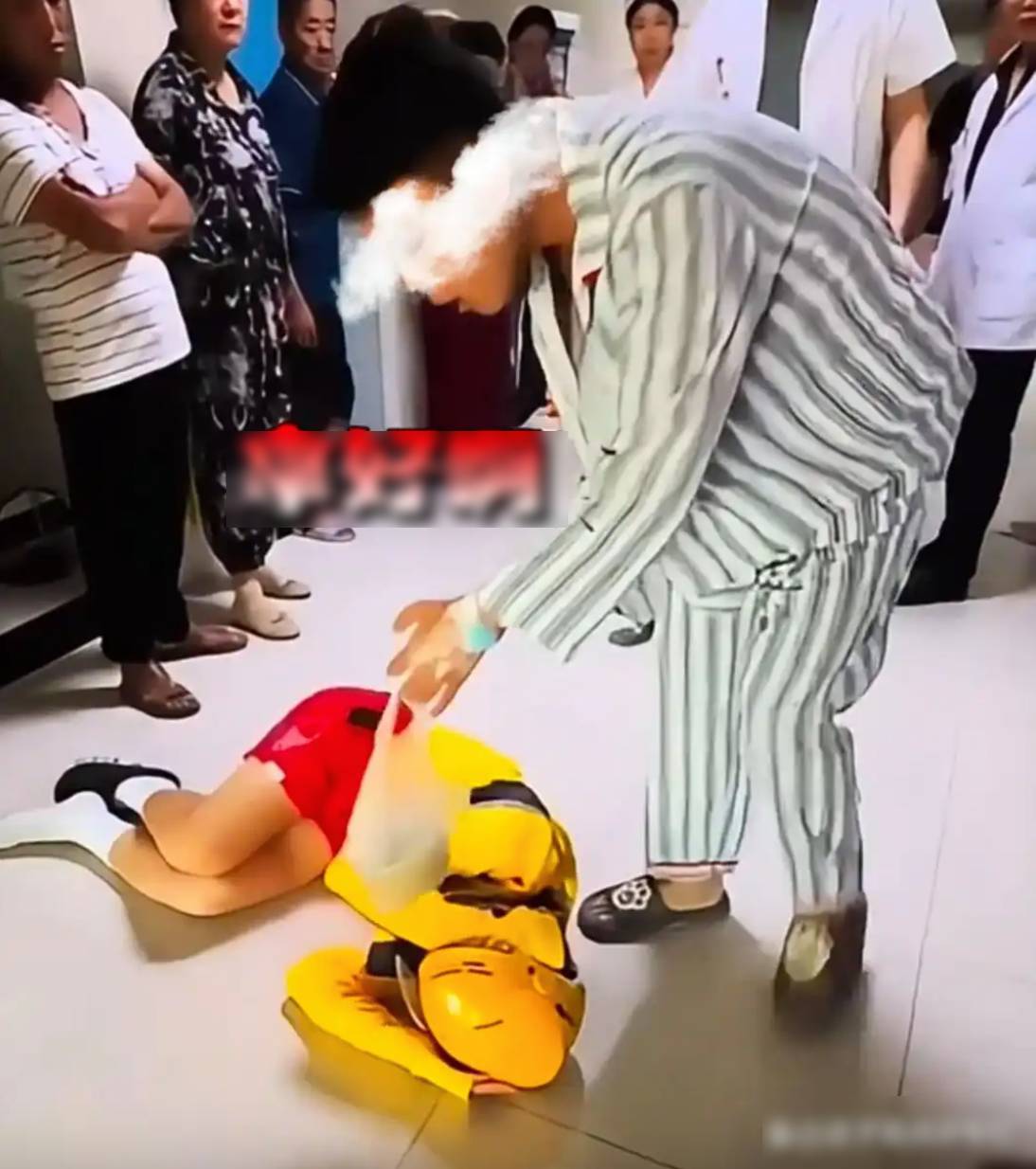 Giao nhầm đơn, shipper nằm khóc lăn lộn trên sàn nhưng dân mạng lại chỉ trích khách đặt đồ ăn- Ảnh 2. Giao nhầm đơn, shipper nằm khóc lăn lộn trên sàn nhưng dân mạng lại chỉ trích khách đặt đồ ăn- Ảnh 2.