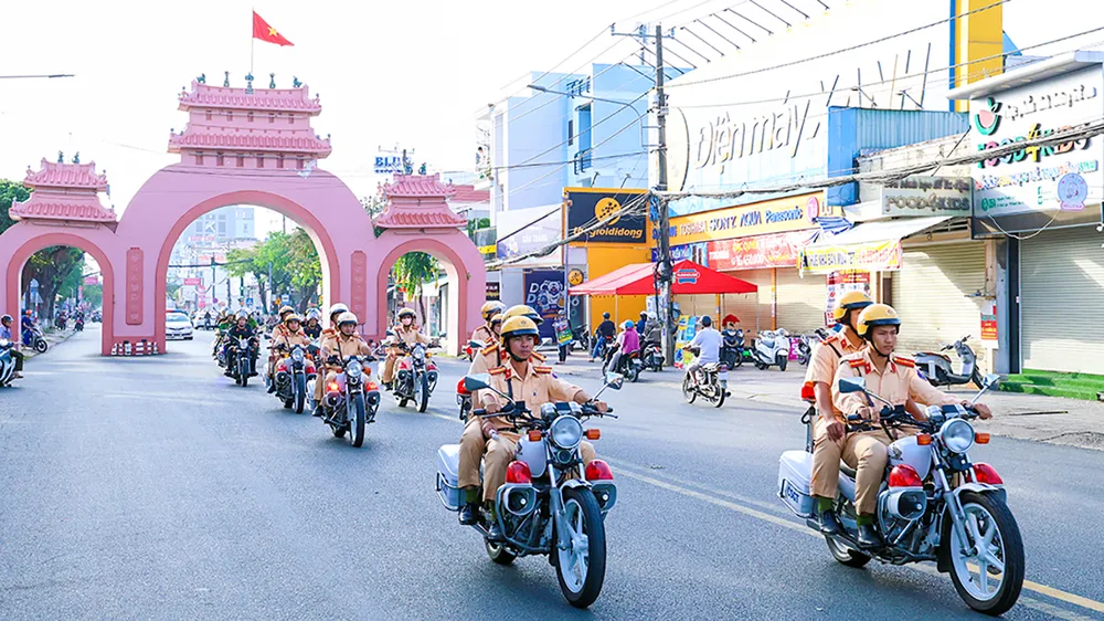 Sau phần Lễ ra quân, các lực lượng thuộc Công an tỉnh An Giang đã diễu hành biểu dương lực lượng trên các tuyến đường chính trên địa bàn phường Rạch Giá. Ảnh: TT cong-an-an-giang-ra-quan-2.jpg