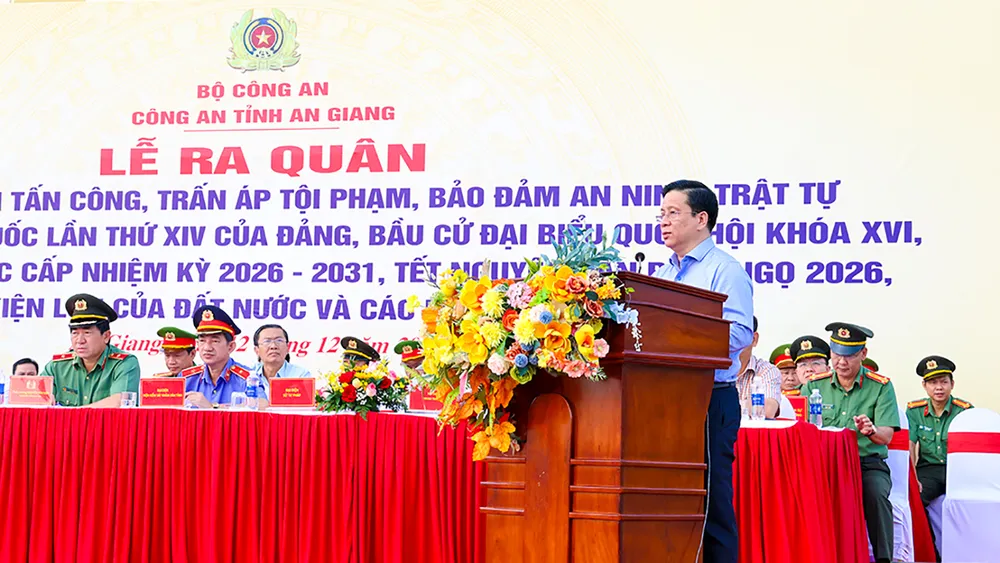 Ông Hồ Văn Mừng, Chủ tịch UBND tỉnh An Giang phát biểu chỉ đạo tại lễ ra quân. Ảnh: TT cong-an-an-giang-ra-quan-3.jpg