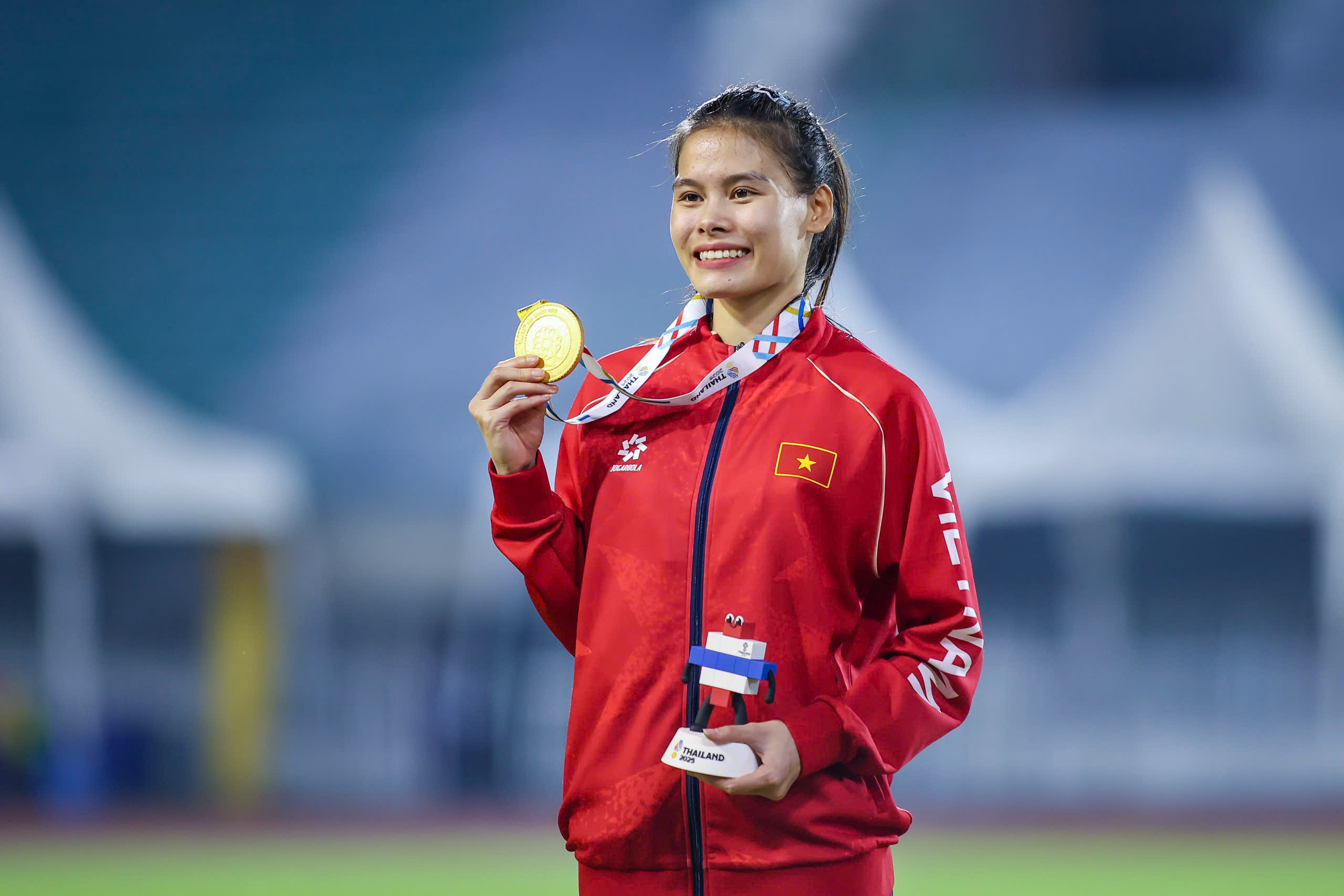 Xúc động hình ảnh nhà vô địch SEA Games kiệt sức vẫn nâng niu Quốc kỳ- Ảnh 2. Xúc động hình ảnh nhà vô địch SEA Games kiệt sức vẫn nâng niu Quốc kỳ- Ảnh 2.